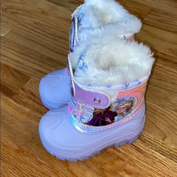 Frozen snow boots - Picture 2 of 4